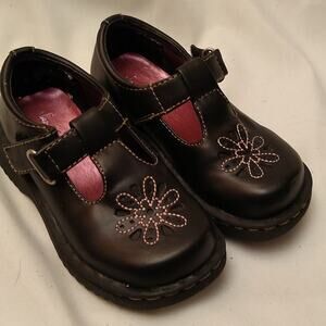 Sam and Libby girls size 7M MaryJanes with flower.